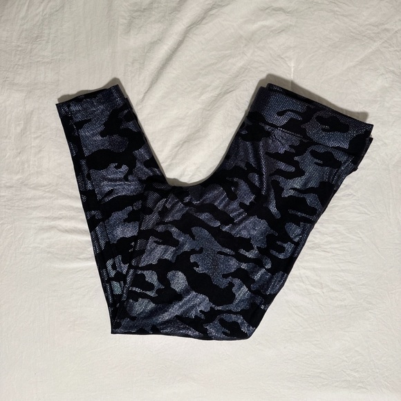 EUC PREMIUM LEGGING - CAMO METALLIC BLACK (Size 14/16) - Picture 2 of 5